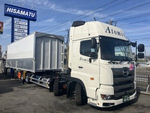 セパレートボデー（背景にHISAMTASU看板あり） - ヒサマツホールディングス広報課